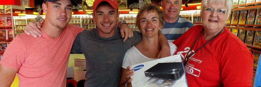 Die gelukkige vakansiegangers, met vlnr Ruben du Preez saam met Etienne, Elize en Kobus van Zyl by Desiree van Zyl wat die Blue-Ray Videomasjien aan Elize oorhandig het